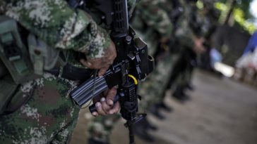 Cae red de militares activos y retirados dedicada al tráfico de armas  La Fiscalía General de la Nación desarticuló un entramado delictivo dedicado al tráfico de armas de fuego, en el que estarían involucrados militares activos, retirados y pensionados.