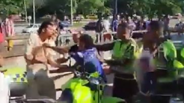 Pelea de hinchas de equipos afuera del estadio Metropolitano.