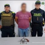 Dos uniformados de la Policía Nacional custodian al hoy procesado quien al parecer disparó contra el hijo menor de su expareja sentimental.