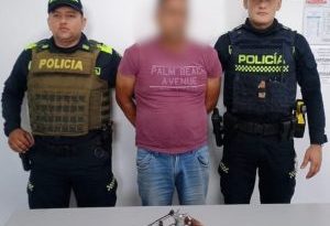 Dos uniformados de la Policía Nacional custodian al hoy procesado quien al parecer disparó contra el hijo menor de su expareja sentimental.