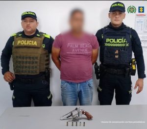 Dos uniformados de la Policía Nacional custodian al hoy procesado quien al parecer disparó contra el hijo menor de su expareja sentimental.