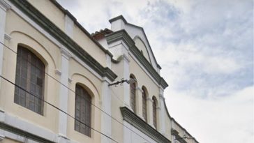 Colapso de muro en colegio La Salle deja tres heridos Tres personas resultaron heridas tras el colapso de un muro del colegio La Salle, una edificación patrimonial de más de 120 años que está en proceso de restauración. La comunidad denuncia falta de medidas de seguridad.