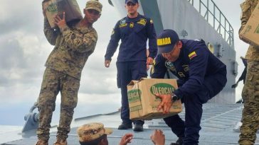 Los miembros de la Armada recibiendo las ayudas humanitarias y llevándolas a tierra para que sean recibidas por la comunidad indígena que sufre por el invierno en La Guajira.