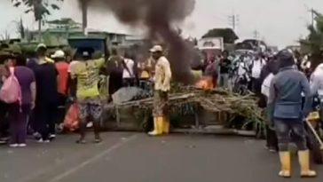 Bloqueo de la vía Tumaco - Pasto, en el sector de Chapetón, Barbacoas