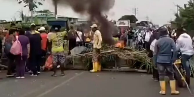 Bloqueo de la vía Tumaco - Pasto, en el sector de Chapetón, Barbacoas