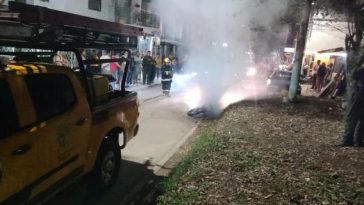 Motocicleta quemada en Ciudad Luz