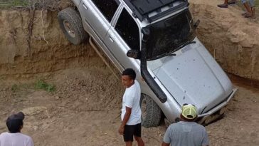 Las vías de acceso las borraron los arroyos y muchos vehículos queriendo seguir sus conductores se arriesgan con tal de continuar y miren lo que sucede.