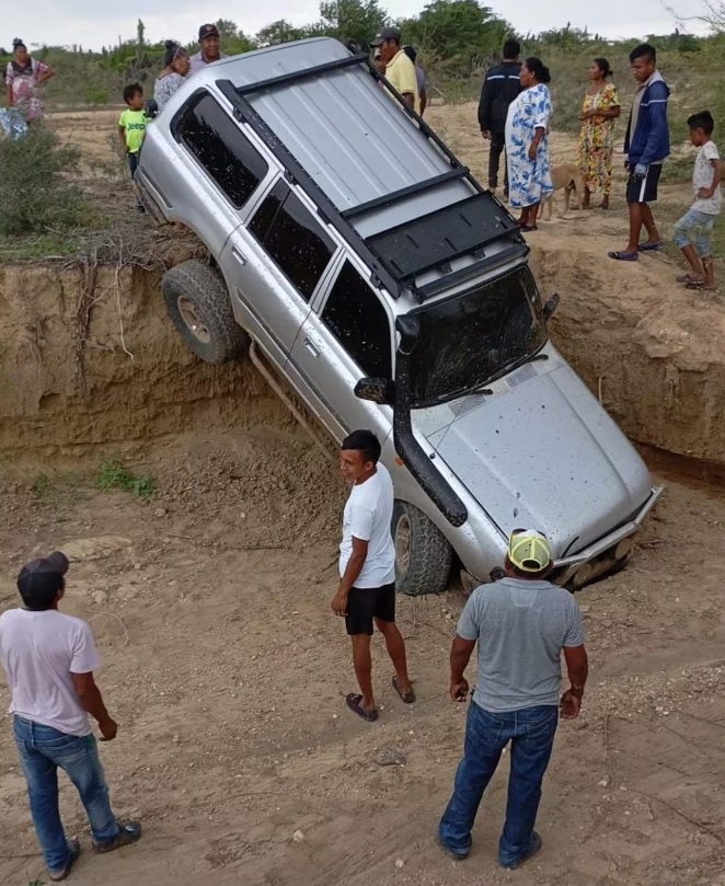 Las vías de acceso las borraron los arroyos y muchos vehículos queriendo seguir sus conductores se arriesgan con tal de continuar y miren lo que sucede.