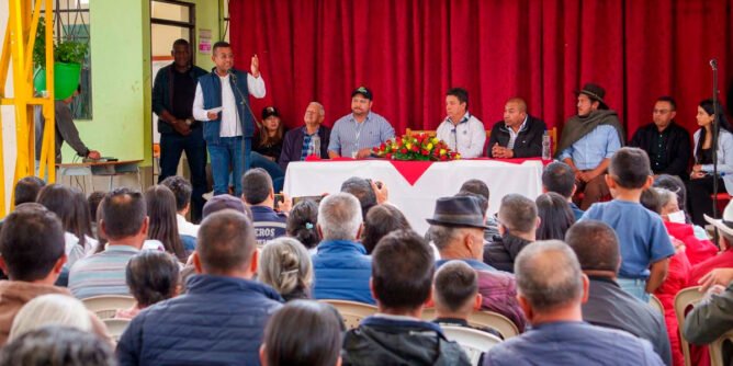 El gobernador de Nariño, Luis Alfonso Escobar, anuncia inversiones en vías de La Cruz