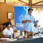 Gobernador Jairo Aguilar Deluque presentando la propuesta para mejorar el servicio eléctrico en los municipios de Uribia y Manaure.