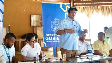 Gobernador Jairo Aguilar Deluque presentando la propuesta para mejorar el servicio eléctrico en los municipios de Uribia y Manaure.