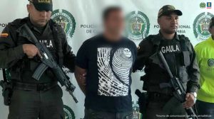 Tres uniformados de la Policía Nacional, custodian a alias El Satánico tras su captura mediante orden judicial.