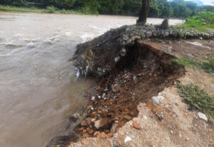 Creciente del río Guatapurí derrumbó cuatro casas en el Nueve de Marzo