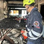 Devastador incendio en el barrio Rojas Trujillo dejó una vivienda completamente destruida