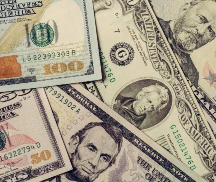 Dólar cae con fuerza este lunes, pero se mantiene por encima de los $4.400