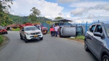 Dos lesionados dejó volcamiento de vehículo en San José