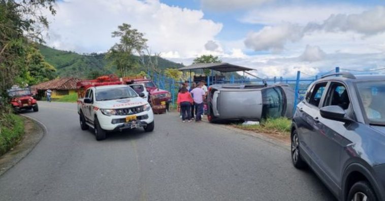 Dos lesionados dejó volcamiento de vehículo en San José