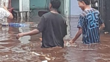 EN VIDEO: Ruptura de un tubo generó graves inundaciones en Medellín Videos muestran la gravedad de las inundaciones causadas por la ruptura de un tubo en Medellín; cerca de 100 casas resultaron afectadas.