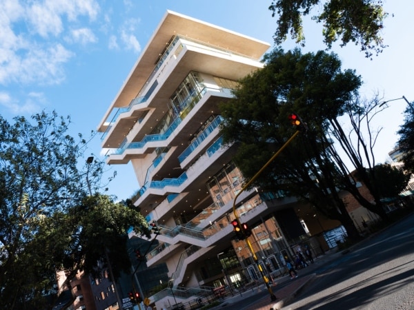 El primer parque vertical de Colombia, un espacio que ofrece actividades culturales, recreativas y deportivas