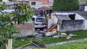 Emergencia en el barrio Comuneros de Manizales: vehículo escolar colisionó contra un ancianato