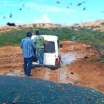 Vehículo en que transportaban féretro con el cuerpo de un hombre. Deudos hacían relevos de carros tras pasar cada población. Algunos tramos lo hicieron en hombros en la ruta a Nazareth, iban por la vía colombiana.