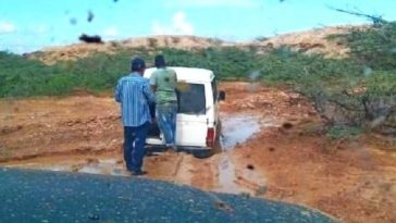 Vehículo en que transportaban féretro con el cuerpo de un hombre. Deudos hacían relevos de carros tras pasar cada población. Algunos tramos lo hicieron en hombros en la ruta a Nazareth, iban por la vía colombiana.