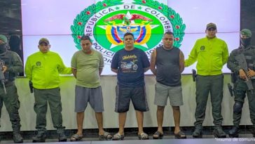 En las imágenes se ven los presuntos responsables de homicidios recientes en la ciudad de Barranquilla y su área metropolitana, quienes son escoltados por uniformados de la Policía Nacional.