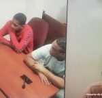 En las imágenes aparecen los procesados sentados en escritorios de madera con micrófono al interior de las salas de audiencia donde se les procesó.