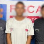 En la imagen se observa al detenido con camiseta blanca , en compañía de dos uniformados del CTI