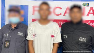 En la imagen se observa al detenido con camiseta blanca , en compañía de dos uniformados del CTI