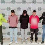 En la fotografía aparecen los tres capturados junto a un servidor del CTI y un uniformado de la Policía. En la parte superior está un banner de la Policía Nacional