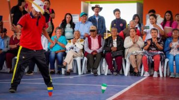 Adulto mayor juega con un cuspe en el encuentro departamental del adulto mayor, realizado en Sandoná