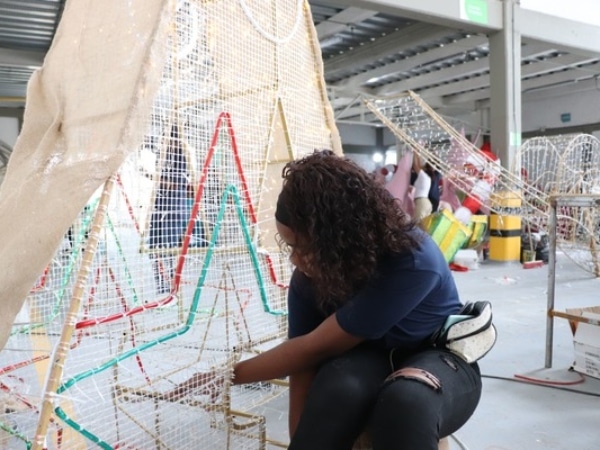 Es el trabajo de los artesanos que dan vida al alumbrado navideño en Cali: historias, arte e inclusión