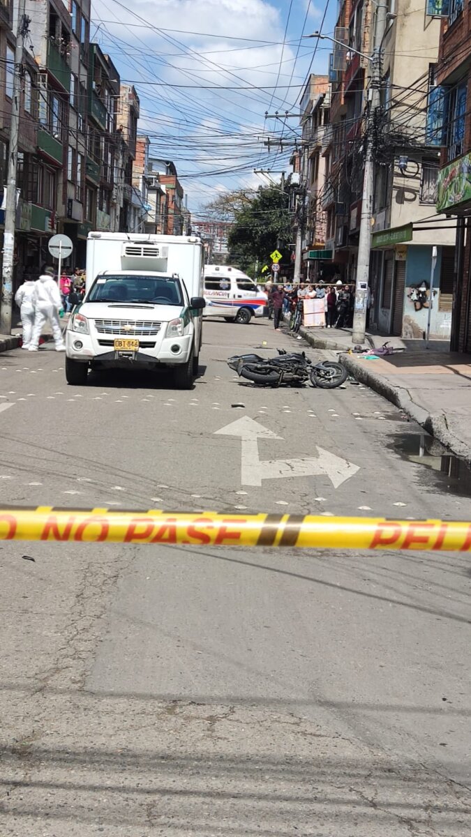 Esta es la identidad del motociclista que murió en accidente de tránsito en Engativá Aunque se creía que la víctima fatal del accidente había sido un ciclista, Q'HUBO conoció que el occiso fue un motociclista de 21 años.