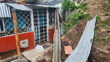 Familias en Soacha se vieron gravemente afectadas por deslizamiento de tierra Los residentes del barrio Los Robles viven una verdadera emergencia, luego de un deslizamiento de tierra que afectó varias viviendas del sector.