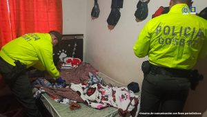 En la foto se puede observar a dos uniformados de la Policía Nacional en el interior de otro de los inmuebles allanados. Se observa a la autoridad estar en una habitación, revisando la cama y los colchones en busca del estupefaciente.