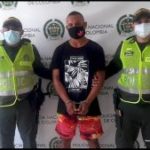 Uniformados de la Policía Nacional custodian a los hoy sentenciados a 43 años de cárcel tras su captura en Barranquilla. En la imagen se ven tres personas.