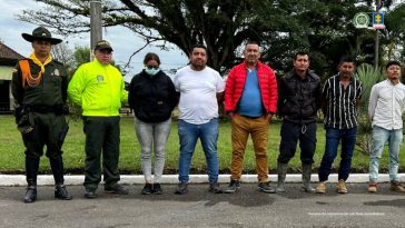 En la imagen se ve a seis personas capturadas que harían parte de una red delictiva conocida como ‘Los Madereros II’.