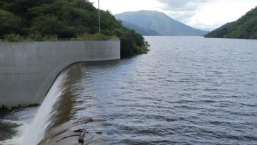 Se observa el agua que se está descargando de la presa del Cercado, en la represa del río Ranchería.