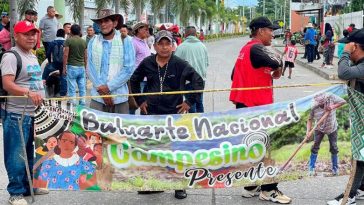 Indígenas bloquean vía frente a las oficinas de Urrá en Montería