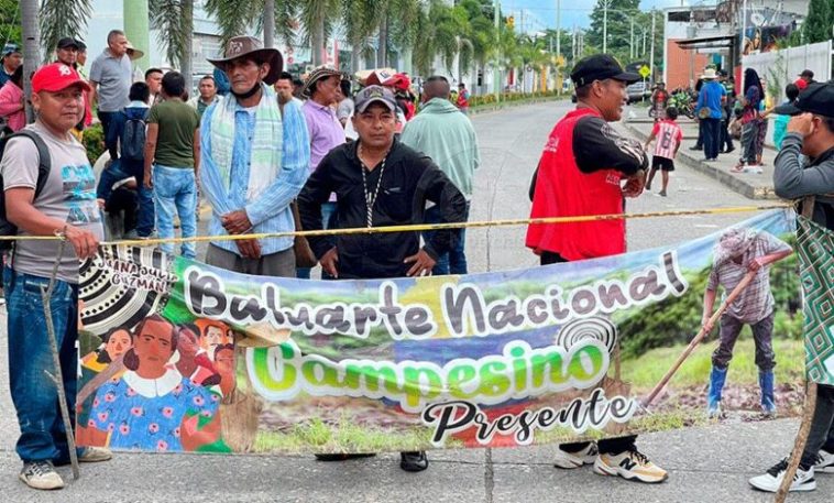 Indígenas bloquean vía frente a las oficinas de Urrá en Montería