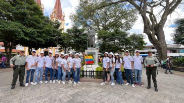 Jóvenes chinchinenses se gradúan como guardianes del turismo y protegen el Paisaje Cultural Cafetero