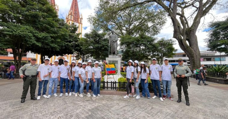 Jóvenes chinchinenses se gradúan como guardianes del turismo y protegen el Paisaje Cultural Cafetero