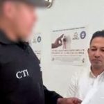 En la fotografía aparece el capturado junto a un funcionario del CTI