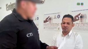 En la fotografía aparece el capturado junto a un funcionario del CTI