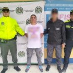 El capturado se encuentra de frente y custodiado por un servidor del Cuerpo Técnico de Investigación CTI y dos uniformados de la Policía Nacional.