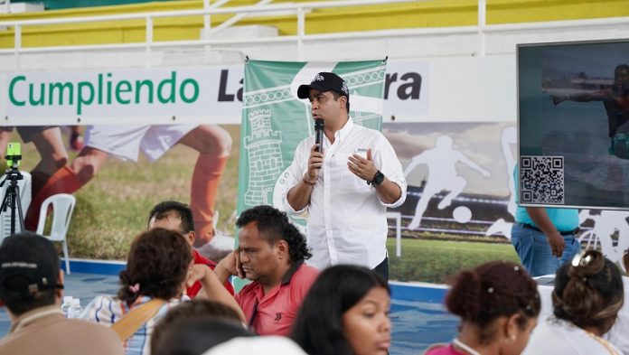 El gobernador Jairo Aguilar Deluque, socializando el Plan Decenal de Deportes de La Guajira 2024-2034.