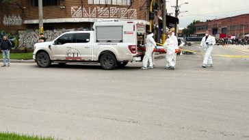 Mujer que iba como parrillera en una moto fue asesinada en Puente Aranda Una mujer que se movilizaba como parrillera en una moto fue víctima de un ataque sicarial en el barrio La Francia, de la localidad de Puente Aranda.