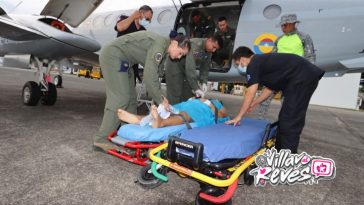 Mujer recibe asistencia médica de la Fuerza Aérea en La Macarena