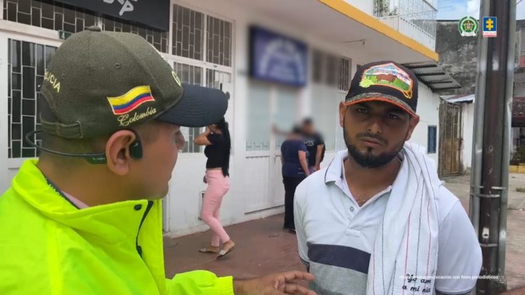 Los capturados se plantan frente a los uniformados que ejecutaron las órdenes de aprehensión en las localidades de Cimitarra (Santander) y Río Negro (Antioquia)